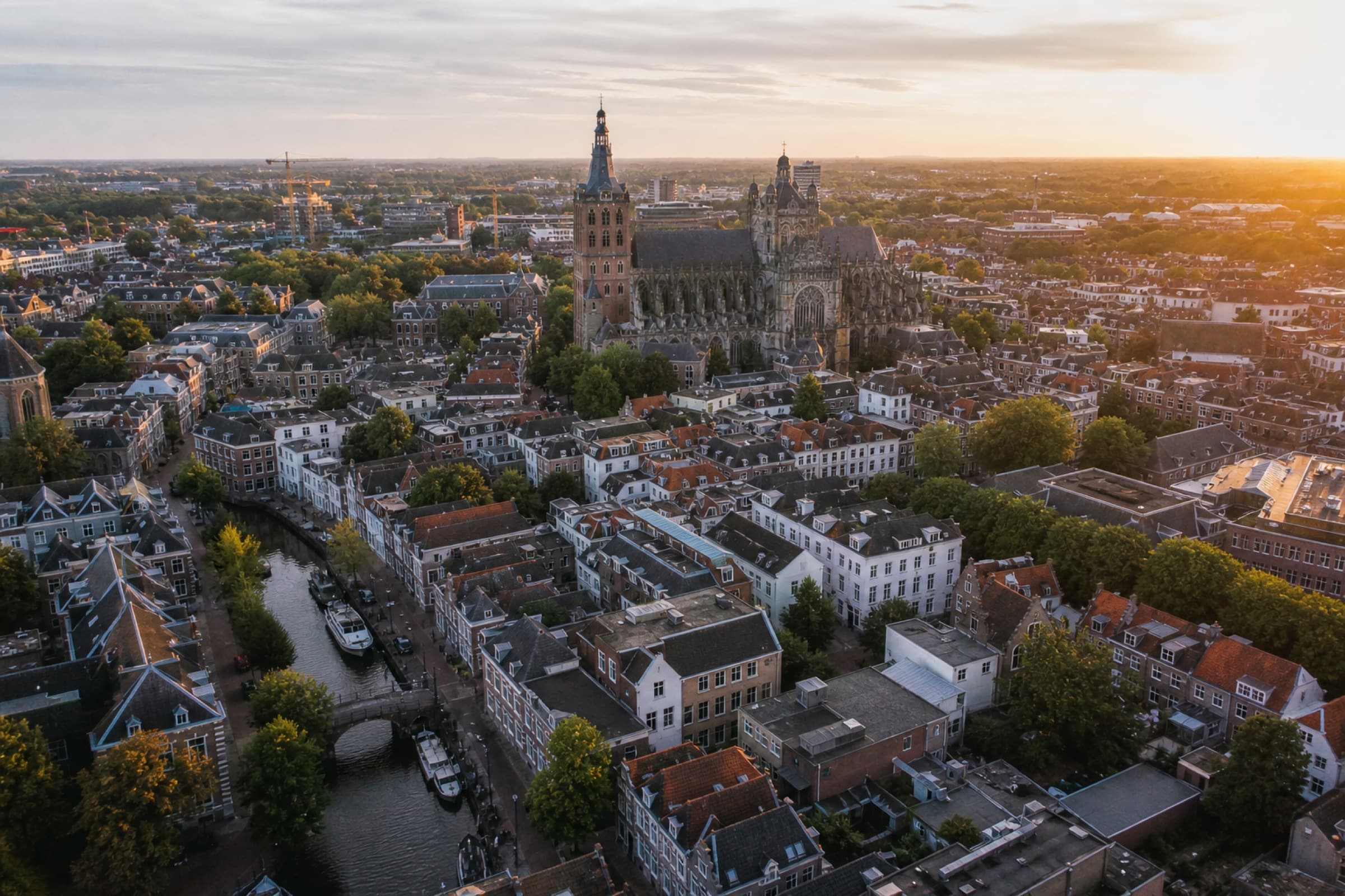 Luchtbeeld van Den Bosch — Sint-Jan en binnenstad vanaf boven