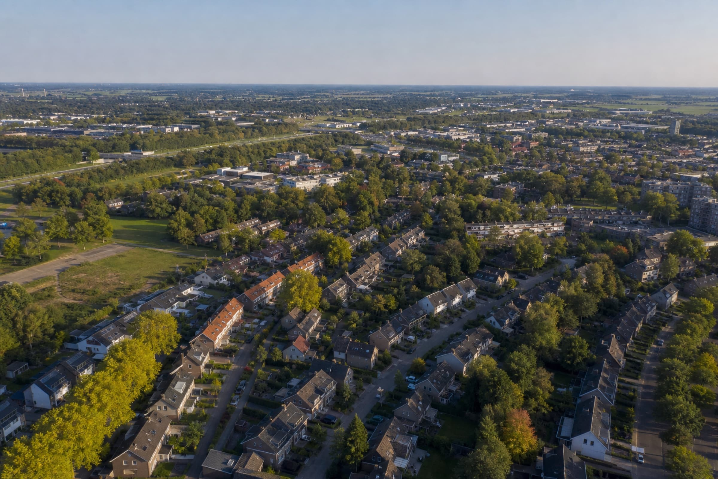 Luchtbeeld van Waalwijk — woonwijken en omgeving vanaf boven